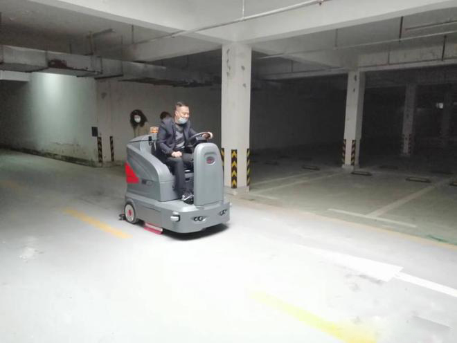 苏州小区物业保洁不用人力改用驾驶式洗地机了